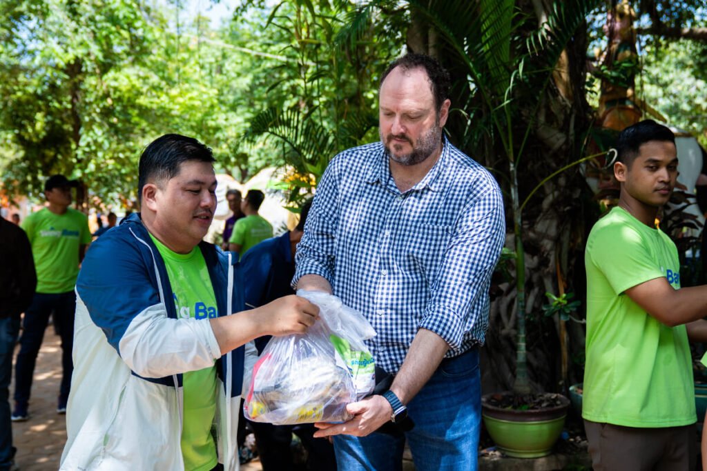 Wing Bank and Members of Royal Group of Companies Deliver Relief to Soldiers and Displaced Families in Siem Reap