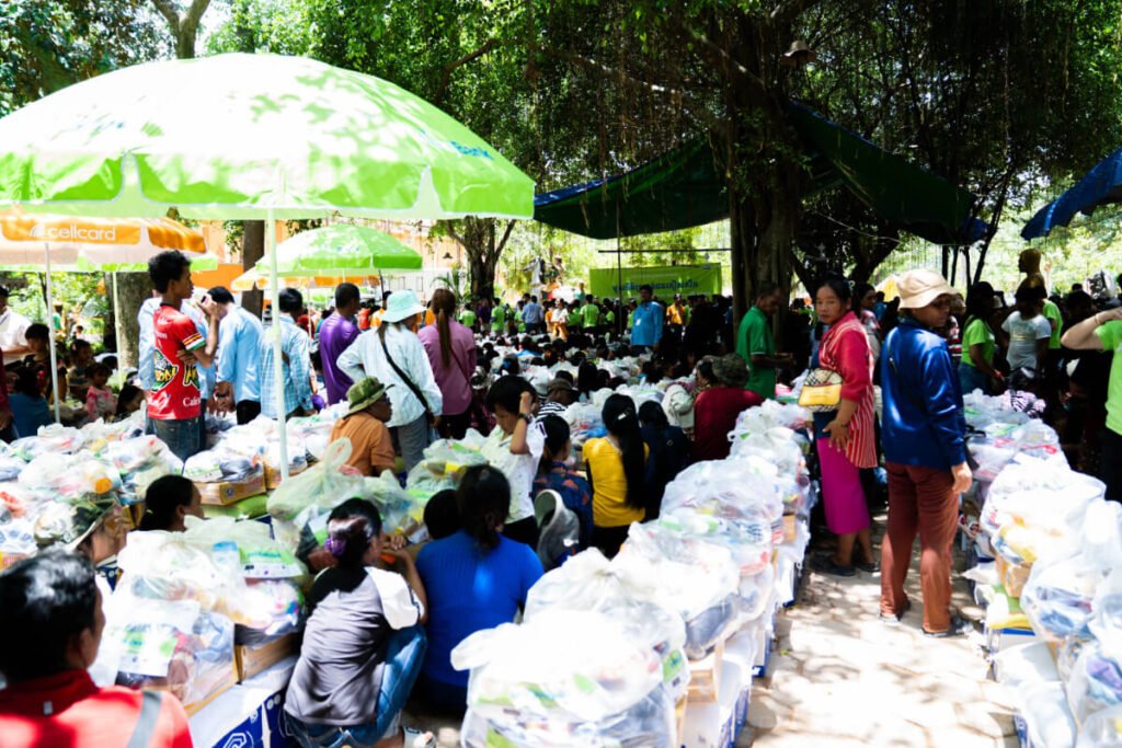 Wing Bank and Members of Royal Group of Companies Deliver Relief to Soldiers and Displaced Families in Siem Reap