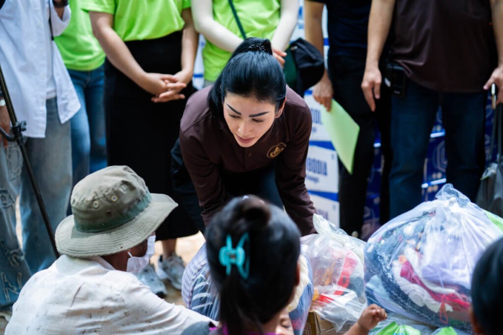Wing Bank and Members of Royal Group of Companies Deliver Relief to Soldiers and Displaced Families in Siem Reap