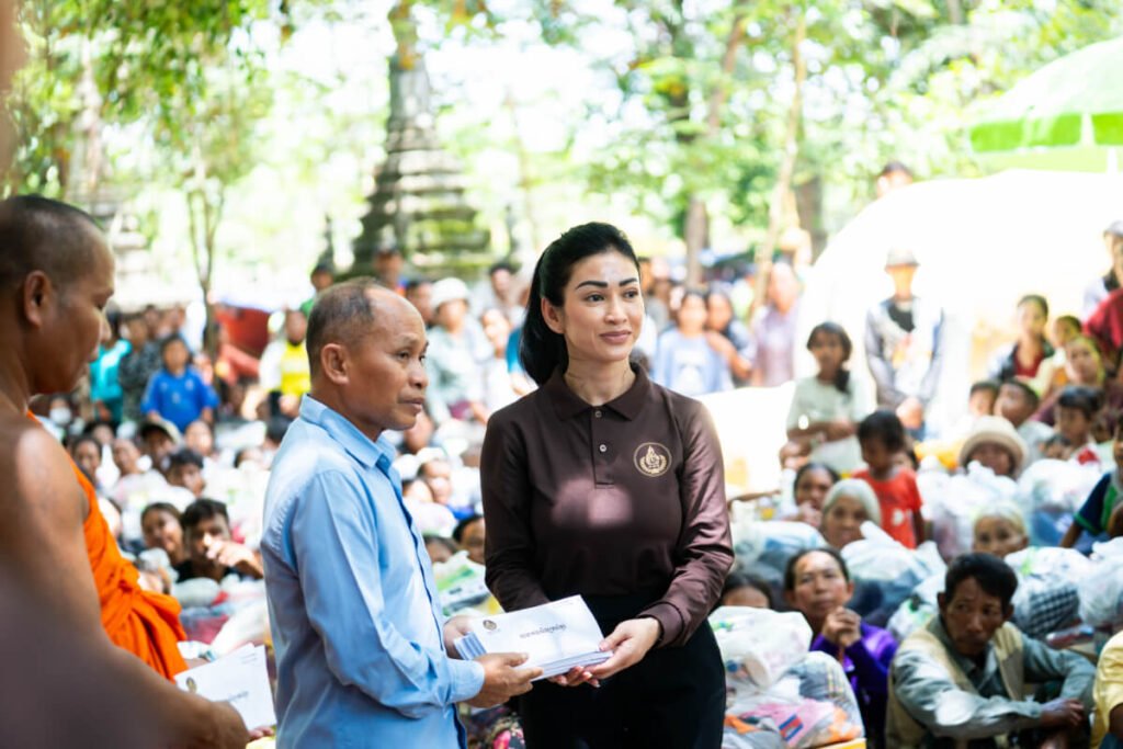 Wing Bank and Members of Royal Group of Companies Deliver Relief to Soldiers and Displaced Families in Siem Reap