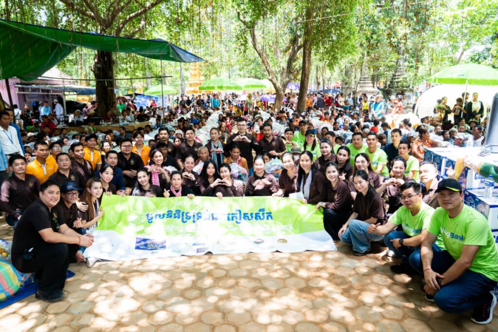 Wing Bank and Members of Royal Group of Companies Deliver Relief to Soldiers and Displaced Families in Siem Reap