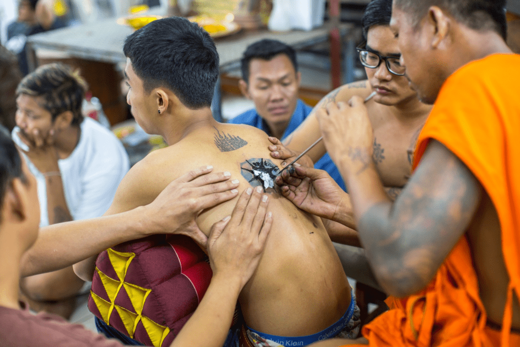 TATTOO SAK YANT IN CAMBODIA  Tatouage sak yant Tatouage thaïlandais  Tatouage thai