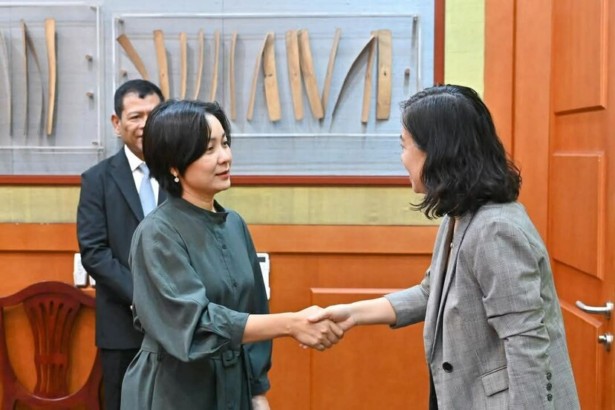 NBC Governor Discusses Strengthening Cambodia-China Financial Cooperation
