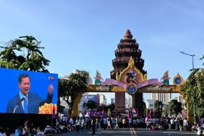 Tens of Thousands of Cambodians Join Solidarity March to Support Border Resolution Efforts