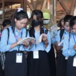 Cambodian Government Grants Scholarships to Over 700 Students Returning from Thailand
