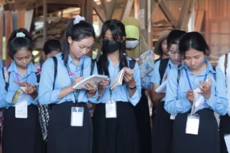 Cambodian Government Grants Scholarships to Over 700 Students Returning from Thailand