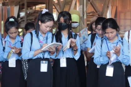 Cambodian Government Grants Scholarships to Over 700 Students Returning from Thailand