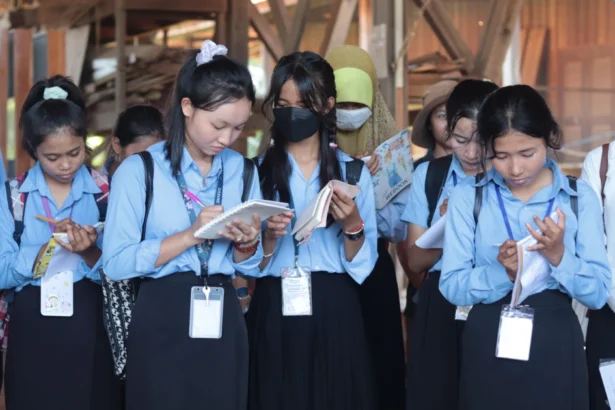 Cambodian Government Grants Scholarships to Over 700 Students Returning from Thailand