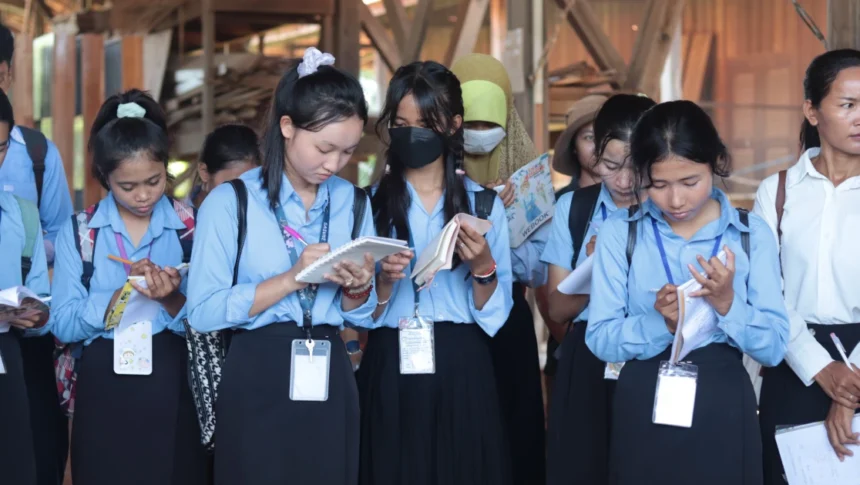 Cambodian Government Grants Scholarships to Over 700 Students Returning from Thailand