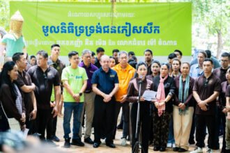 Wing Bank and Members of Royal Group of Companies Deliver Relief to Soldiers and Displaced Families in Siem Reap