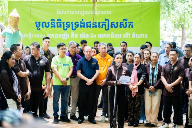 Wing Bank and Members of Royal Group of Companies Deliver Relief to Soldiers and Displaced Families in Siem Reap