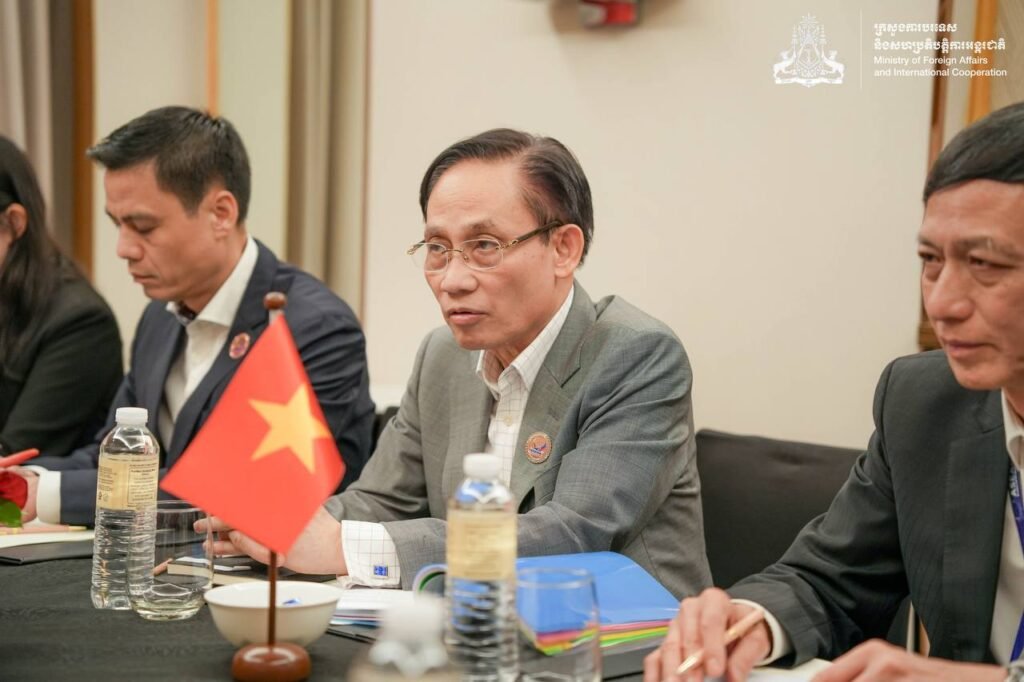 Cambodian, Vietnamese Foreign Ministers Discuss Cooperation on ASEAN Sidelines