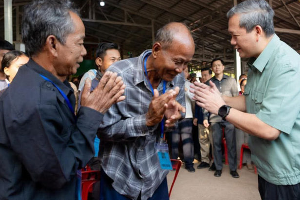 Hun Manet visits displaced families in Preah Vihear