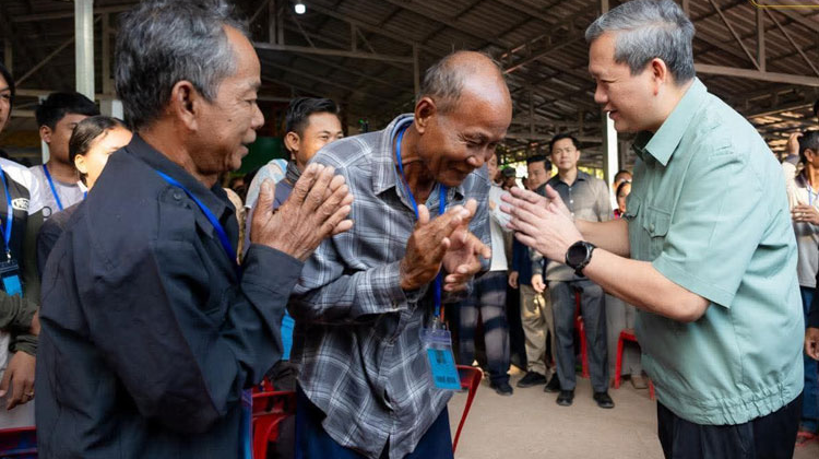 Hun Manet visits displaced families in Preah Vihear