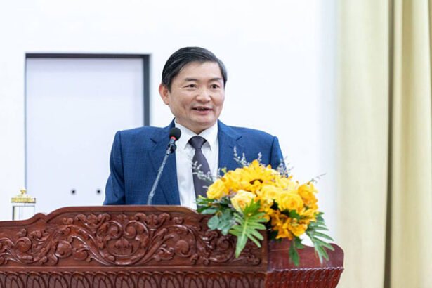 Cambodian workers and employment growth chart showing increase to 10.7 million in 2025