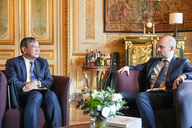 Prak Sokhonn meeting French officials regarding peaceful resolution of Cambodia–Thailand border dispute.