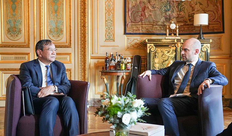 Prak Sokhonn meeting French officials regarding peaceful resolution of Cambodia–Thailand border dispute.
