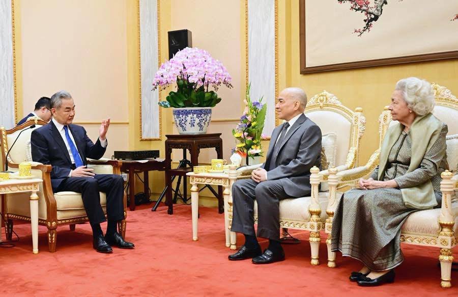 Their Majesties the King and Queen Mother of Cambodia Grant Royal Audience to Chinese Foreign Minister